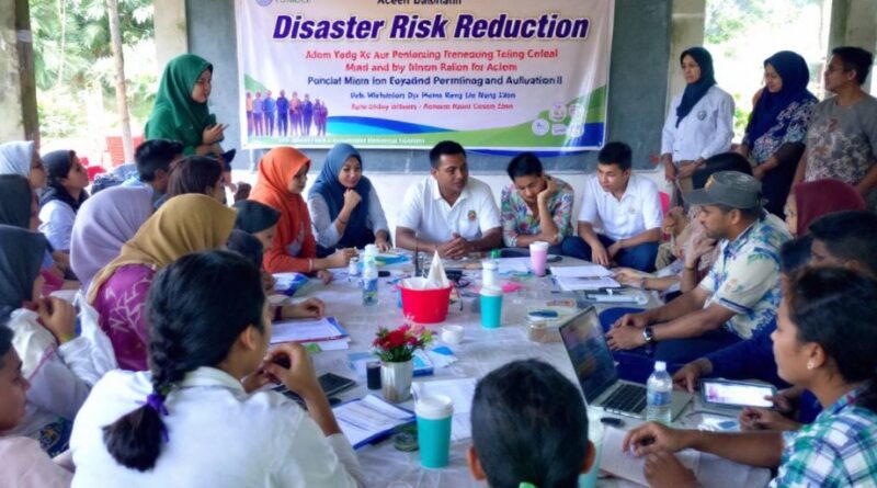 Pertemuan komunitas tentang pengurangan risiko bencana di Aceh.